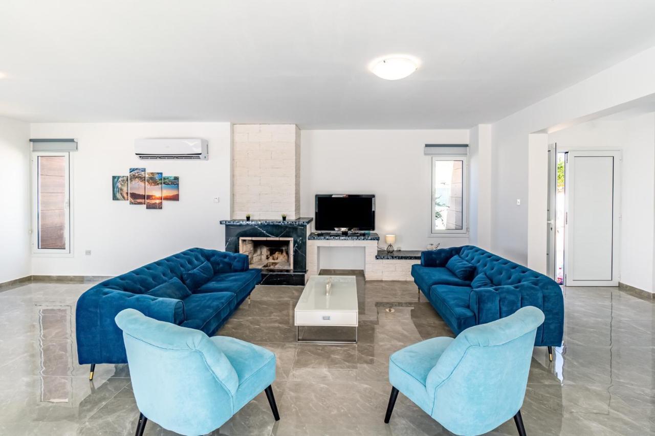 Beach Front Aqua Marina By Ezoria Villas Paralimni Eksteriør billede