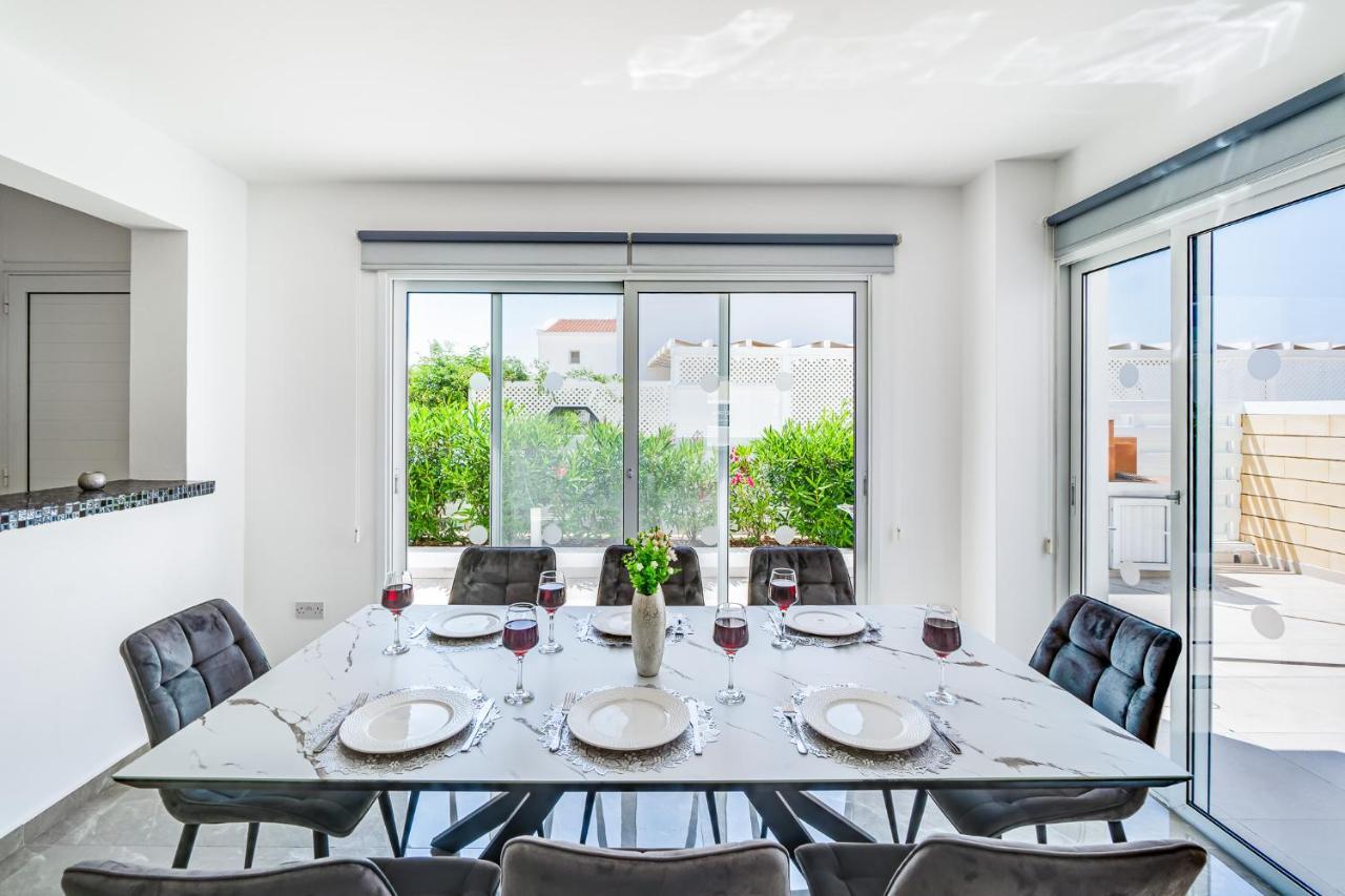 Beach Front Aqua Marina By Ezoria Villas Paralimni Eksteriør billede