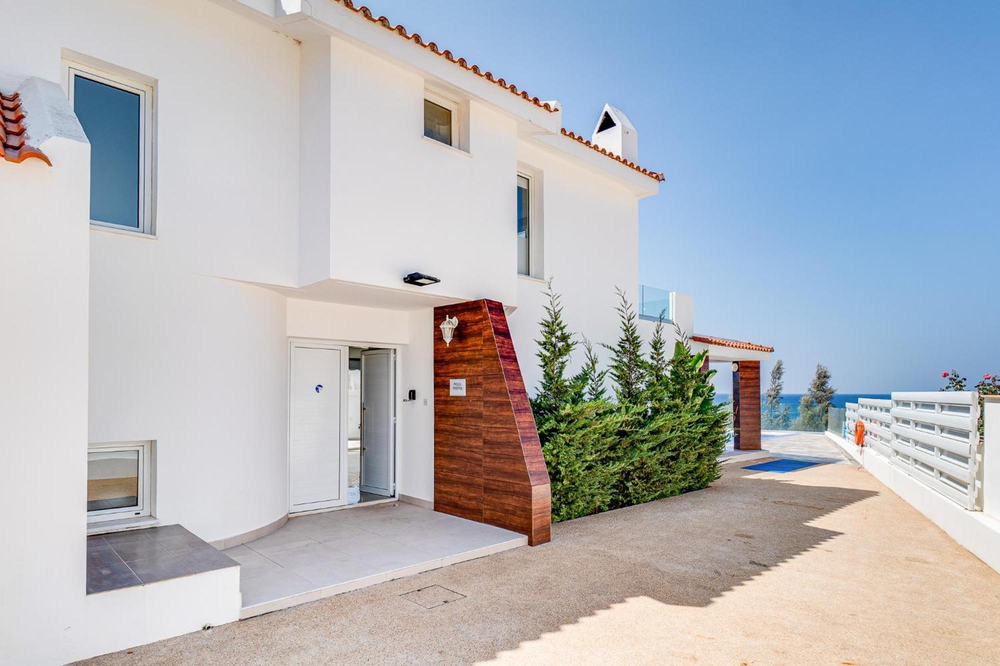 Beach Front Aqua Marina By Ezoria Villas Paralimni Eksteriør billede