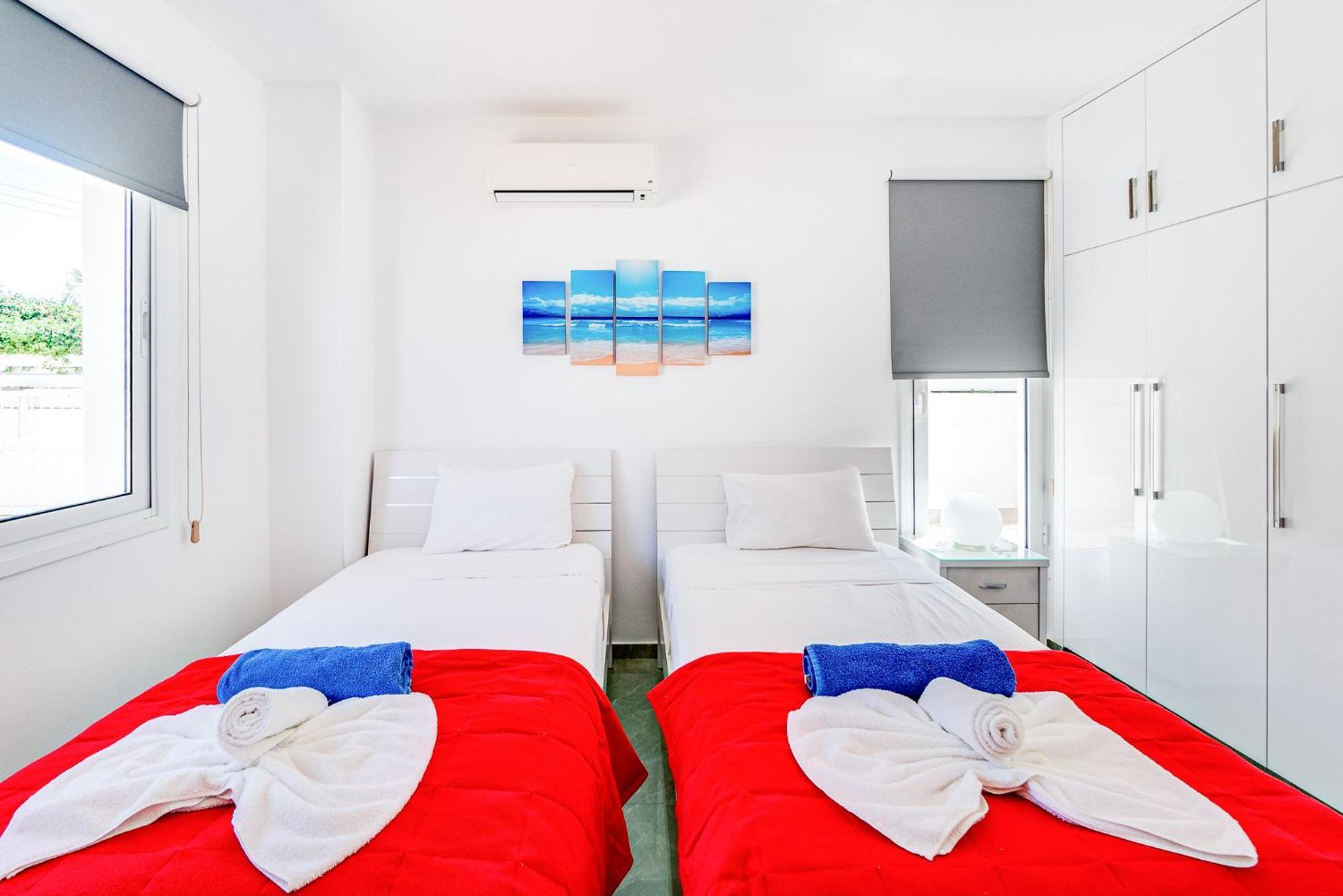 Beach Front Aqua Marina By Ezoria Villas Paralimni Eksteriør billede