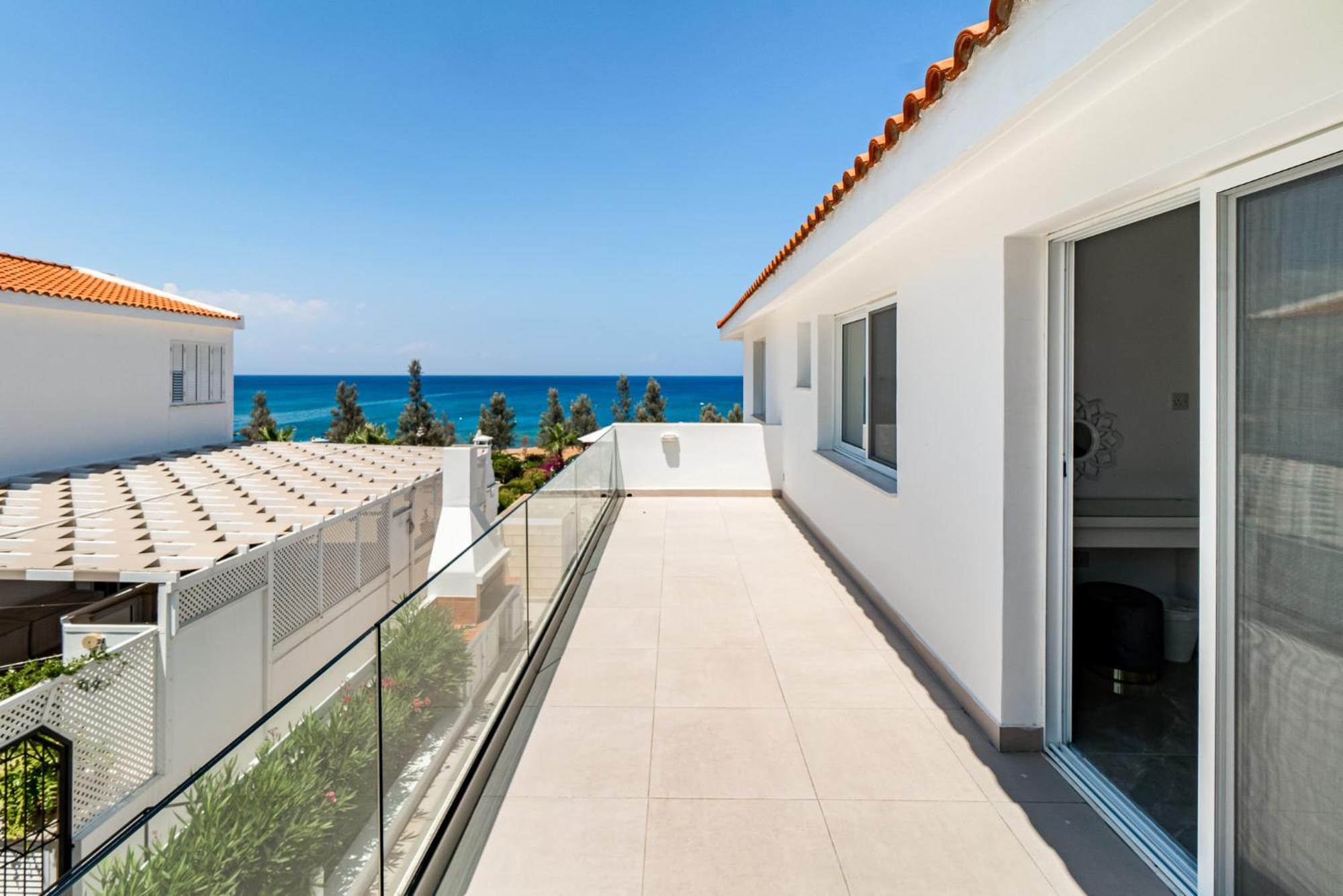 Beach Front Aqua Marina By Ezoria Villas Paralimni Eksteriør billede
