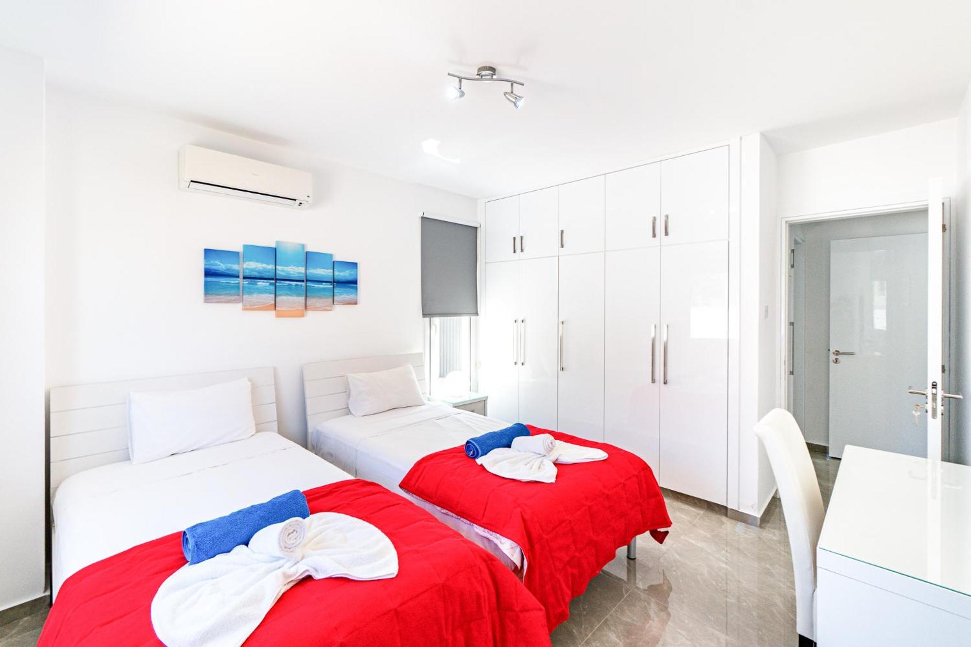 Beach Front Aqua Marina By Ezoria Villas Paralimni Eksteriør billede