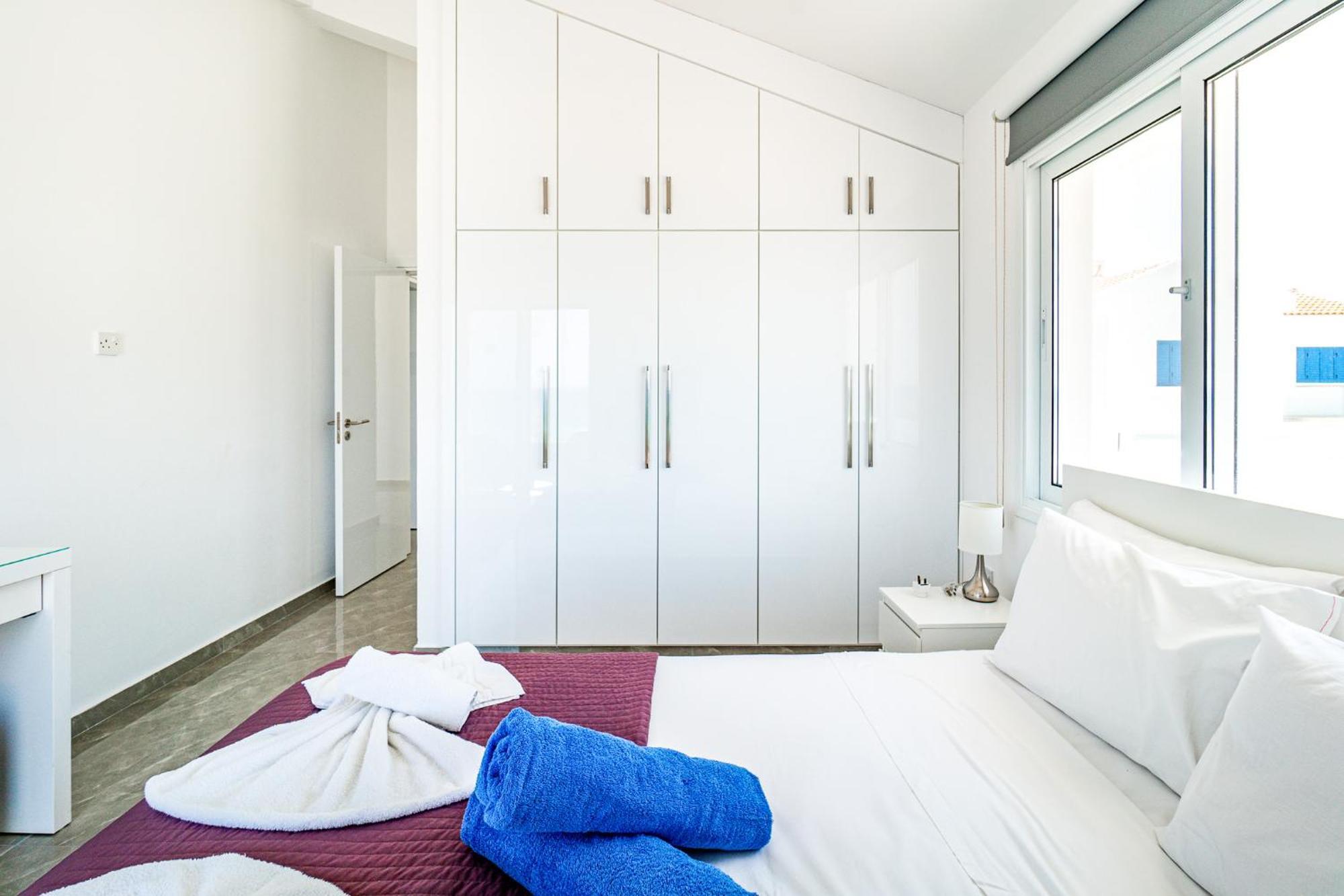 Beach Front Aqua Marina By Ezoria Villas Paralimni Eksteriør billede