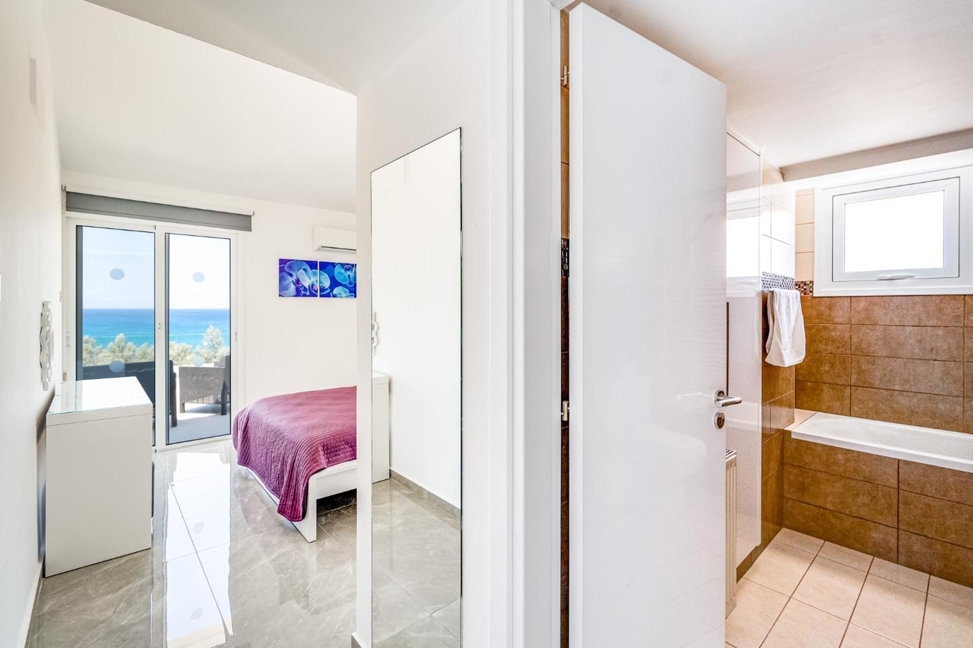Beach Front Aqua Marina By Ezoria Villas Paralimni Eksteriør billede